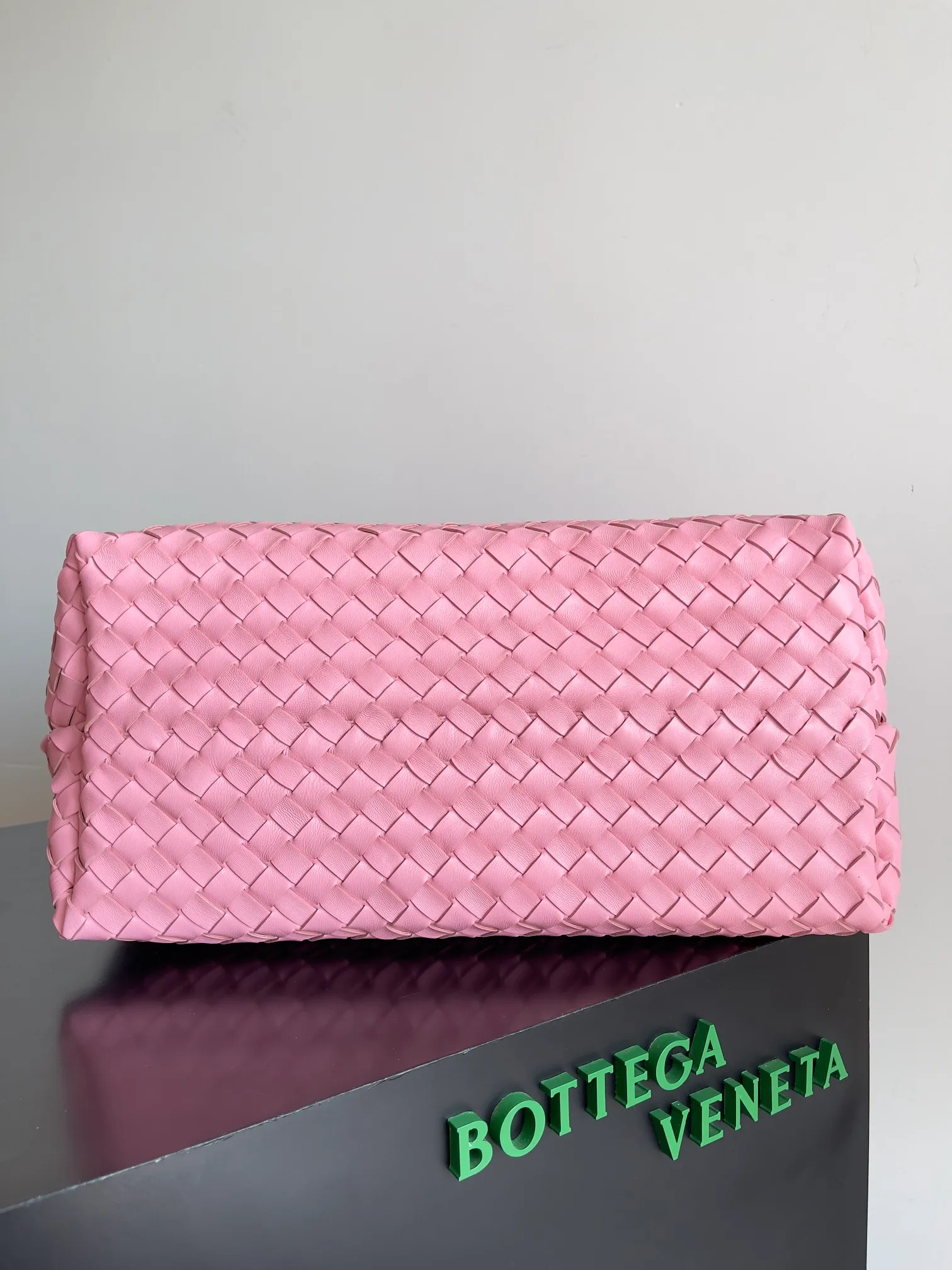 Batch 3760 Recently, the same style of bag that celebrities love is both high-end and practical. Michelle Yeoh, Kim Namjoon, Jing Boran, Tong Liya, Sun Qian, Wu Qianyu, Du Juan, Ma Yili and Bai Baihe are all carrying Bottega Veneta summer series Andiamo handbags. Andiamo has a simple structure and rounded lines. The whole piece is made of Nappa leather. It is comfortable, soft and dynamic. It adds interest to daily life and can be easily matched with various styles. Andiamo handbags are available in three sizes: small, medium and large. There are many colors to choose from, which can meet different needs. You can really carry it whether it is daily or attending events. Style number: 743575 Size: 45*22*34 including handle height 44cm